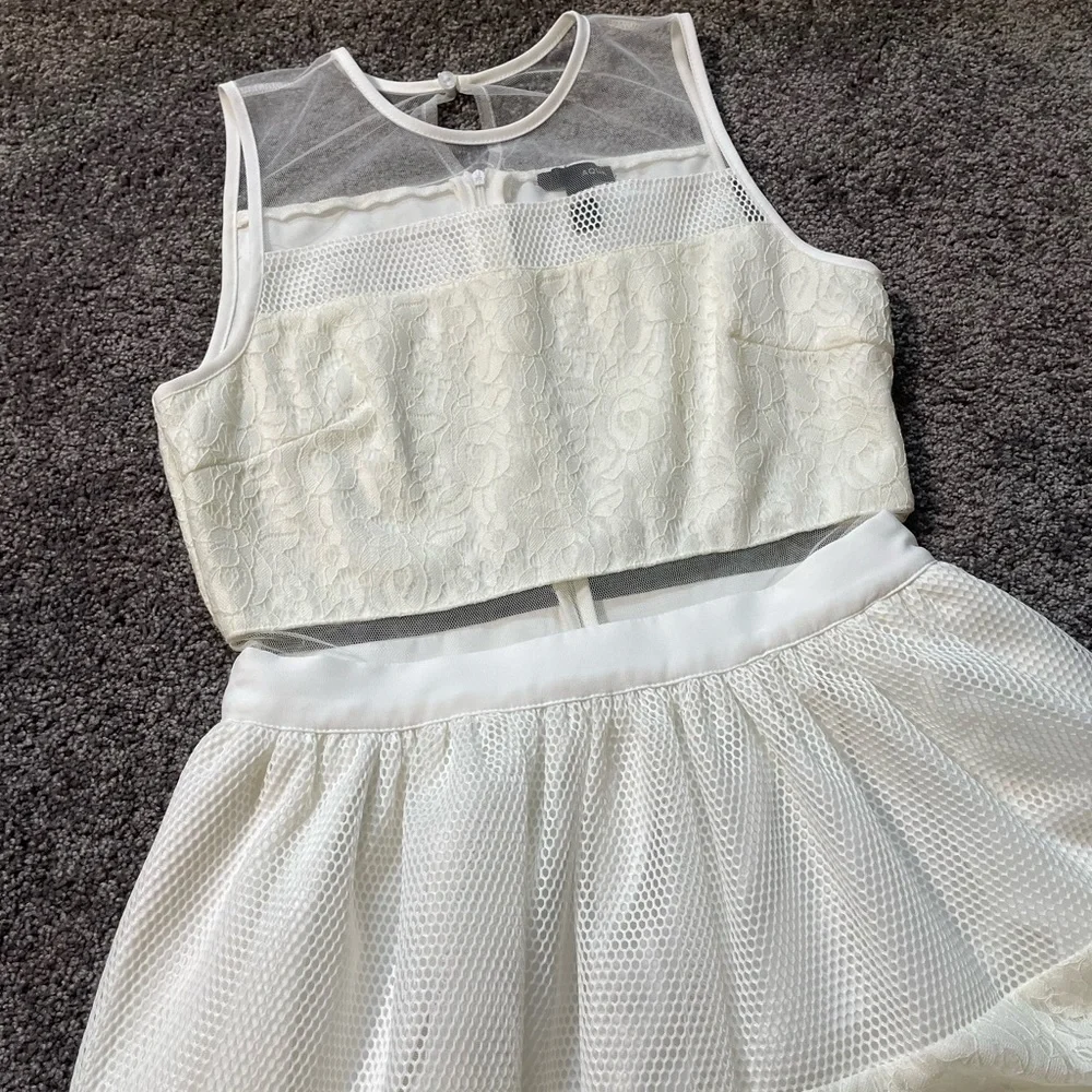 Mesh & lace cutout sleeveless dress - Picture 3 of 6